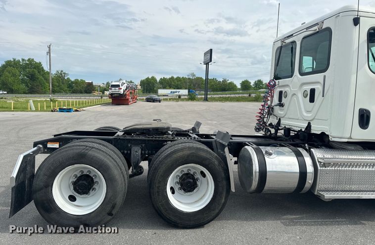 image for item EH6726 2015 Freightliner Cascadia semi truck