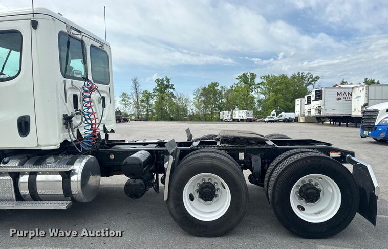 image for item EH6726 2015 Freightliner Cascadia semi truck