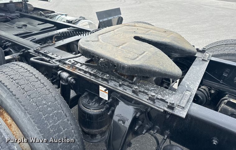 image for item EH6726 2015 Freightliner Cascadia semi truck