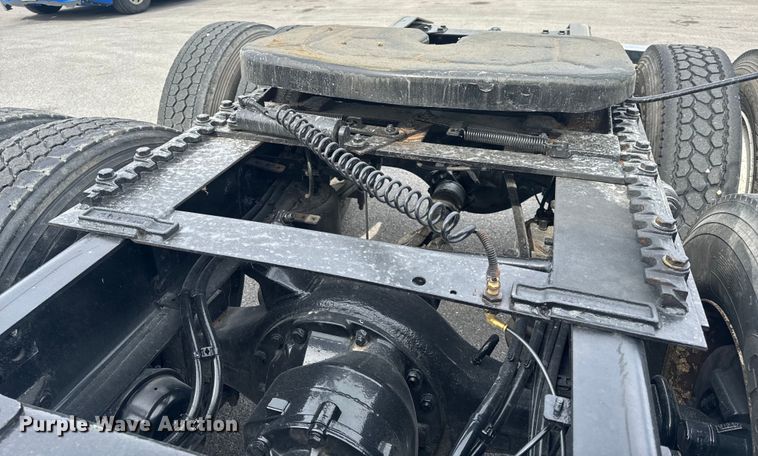 image for item EH6726 2015 Freightliner Cascadia semi truck