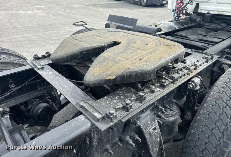 image for item EH6726 2015 Freightliner Cascadia semi truck