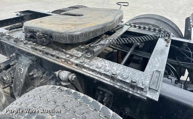 image for item EH6726 2015 Freightliner Cascadia semi truck