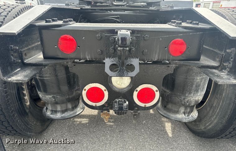 image for item EH6726 2015 Freightliner Cascadia semi truck