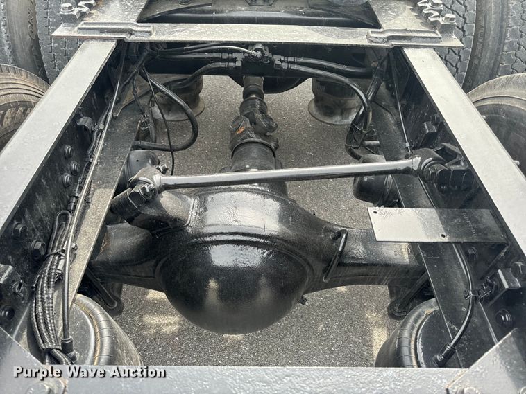 image for item EH6726 2015 Freightliner Cascadia semi truck