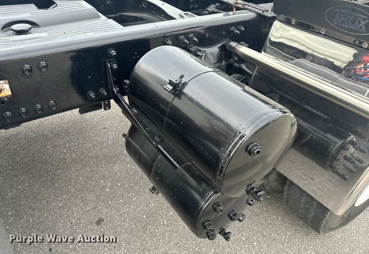 image for item EH6726 2015 Freightliner Cascadia semi truck