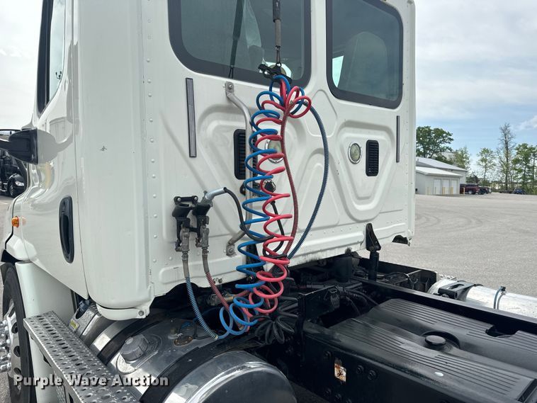 image for item EH6726 2015 Freightliner Cascadia semi truck