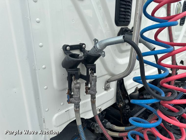 image for item EH6726 2015 Freightliner Cascadia semi truck