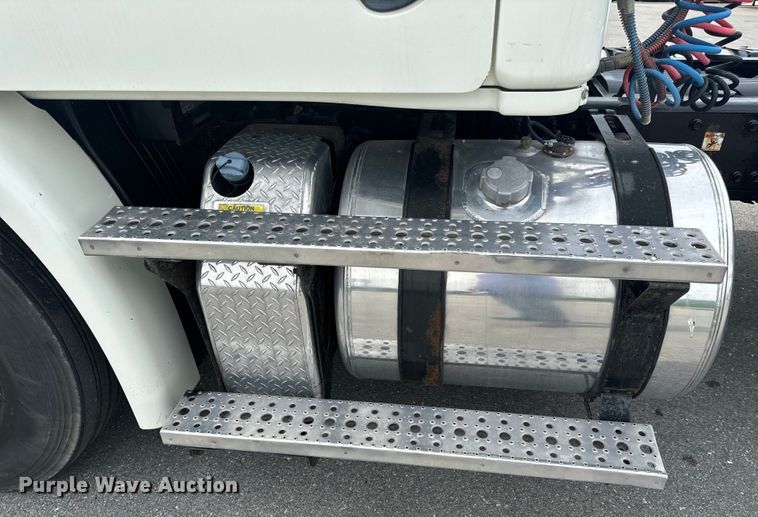 image for item EH6726 2015 Freightliner Cascadia semi truck