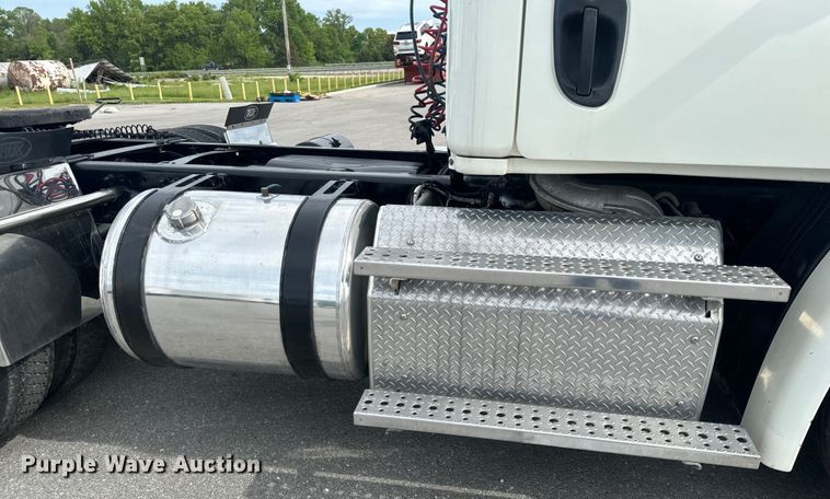 image for item EH6726 2015 Freightliner Cascadia semi truck