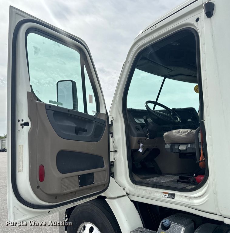 image for item EH6726 2015 Freightliner Cascadia semi truck