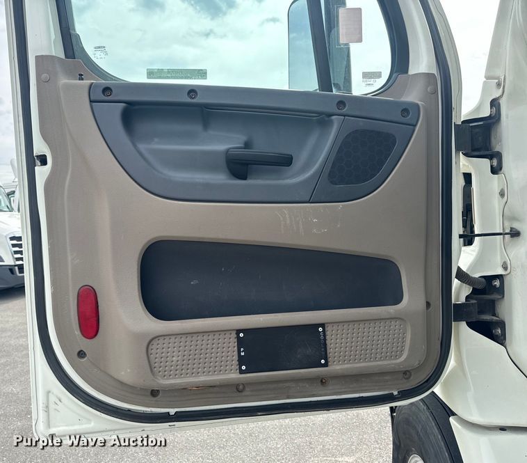 image for item EH6726 2015 Freightliner Cascadia semi truck