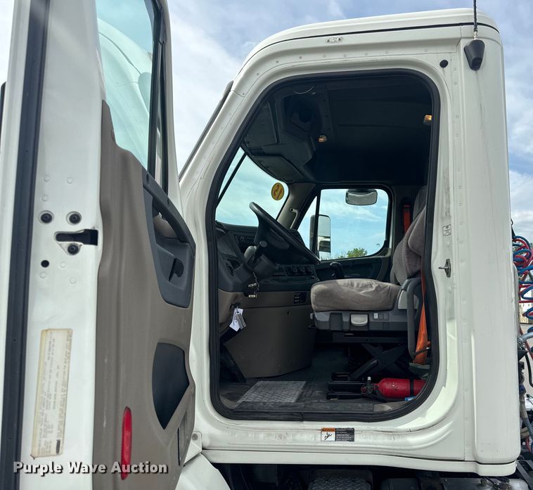 image for item EH6726 2015 Freightliner Cascadia semi truck