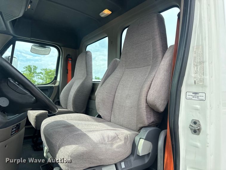 image for item EH6726 2015 Freightliner Cascadia semi truck