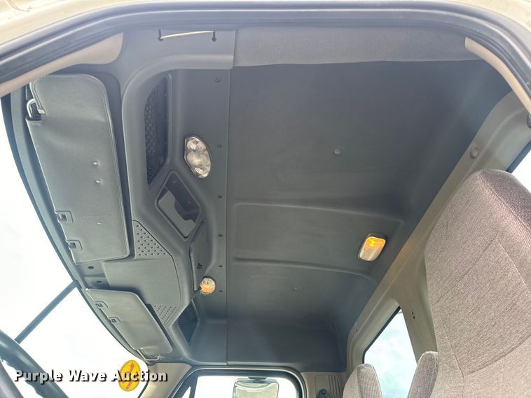 image for item EH6726 2015 Freightliner Cascadia semi truck