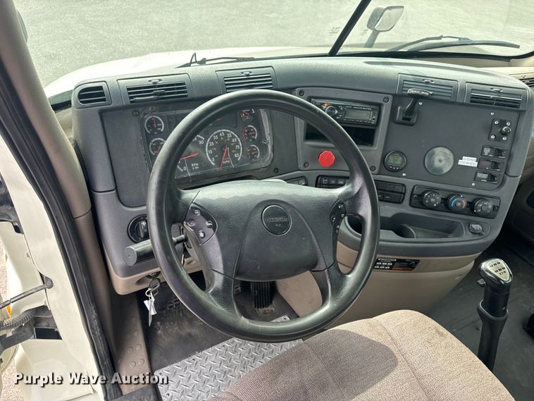 image for item EH6726 2015 Freightliner Cascadia semi truck