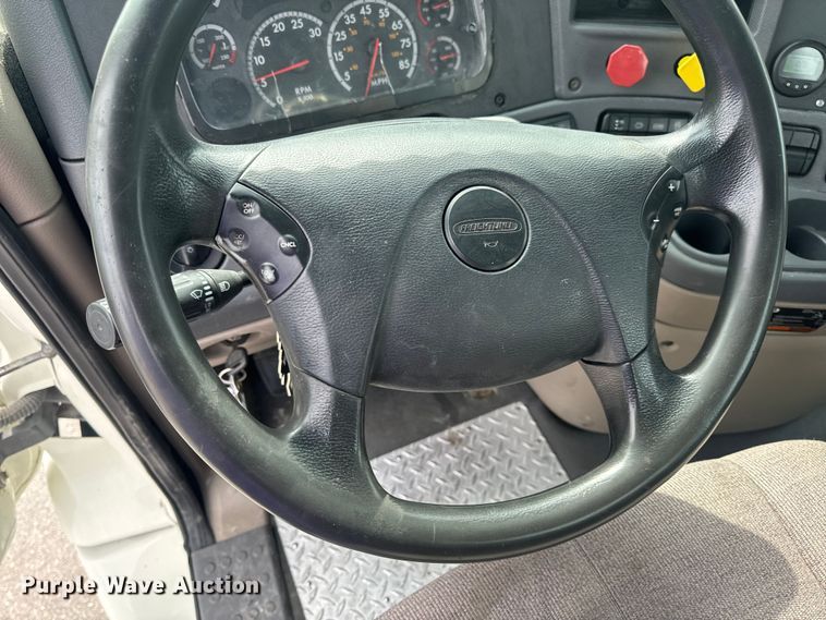 image for item EH6726 2015 Freightliner Cascadia semi truck