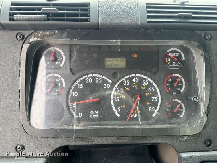 image for item EH6726 2015 Freightliner Cascadia semi truck