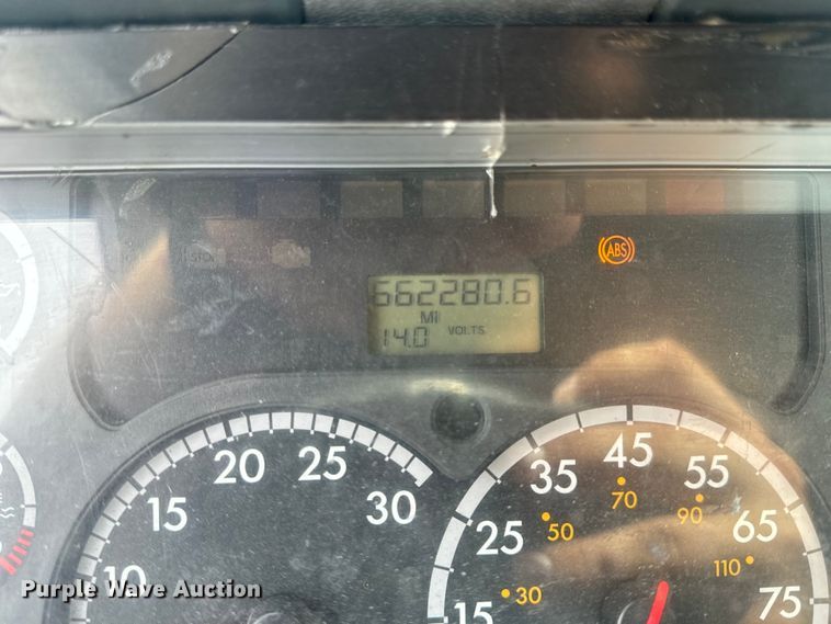 image for item EH6726 2015 Freightliner Cascadia semi truck