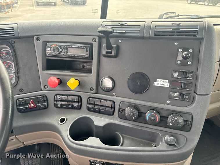 image for item EH6726 2015 Freightliner Cascadia semi truck