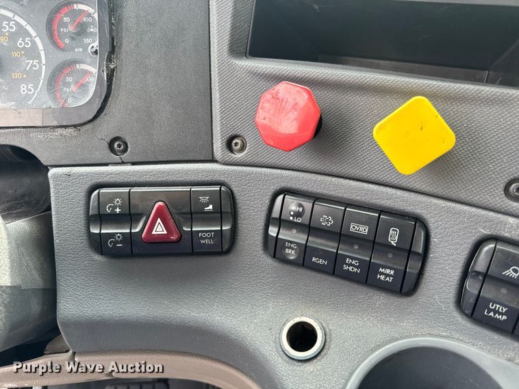 image for item EH6726 2015 Freightliner Cascadia semi truck