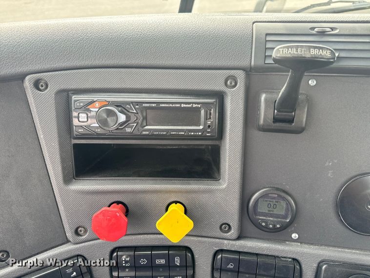 image for item EH6726 2015 Freightliner Cascadia semi truck