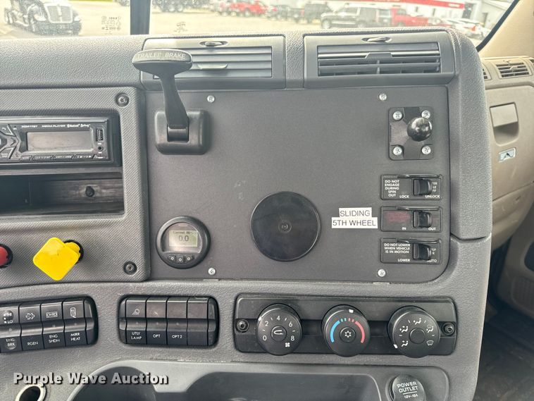 image for item EH6726 2015 Freightliner Cascadia semi truck