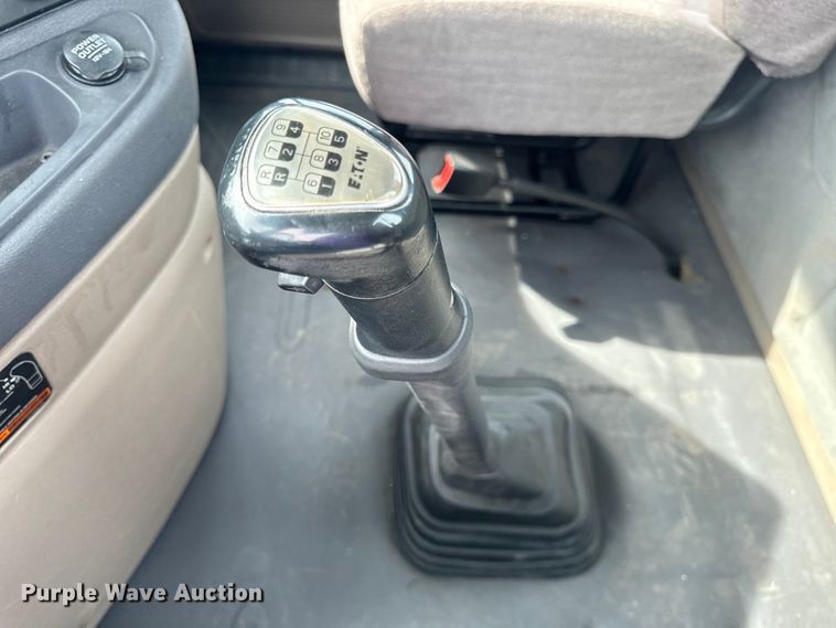 image for item EH6726 2015 Freightliner Cascadia semi truck