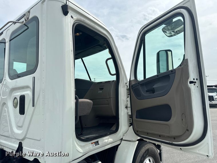 image for item EH6726 2015 Freightliner Cascadia semi truck