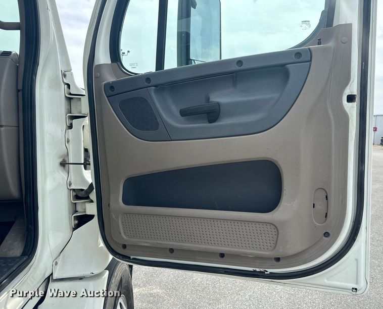 image for item EH6726 2015 Freightliner Cascadia semi truck