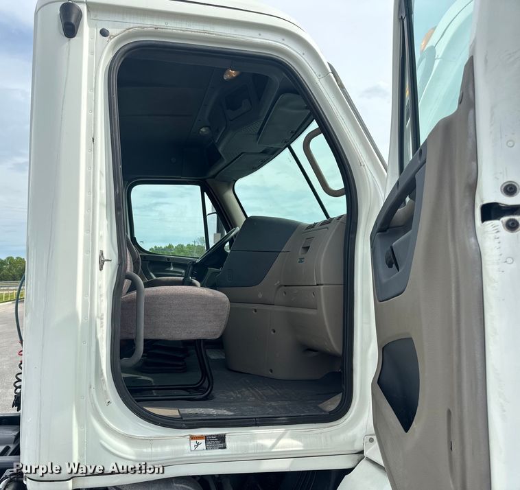 image for item EH6726 2015 Freightliner Cascadia semi truck