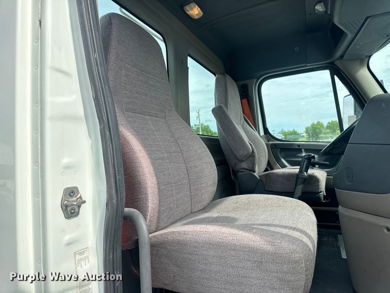 image for item EH6726 2015 Freightliner Cascadia semi truck