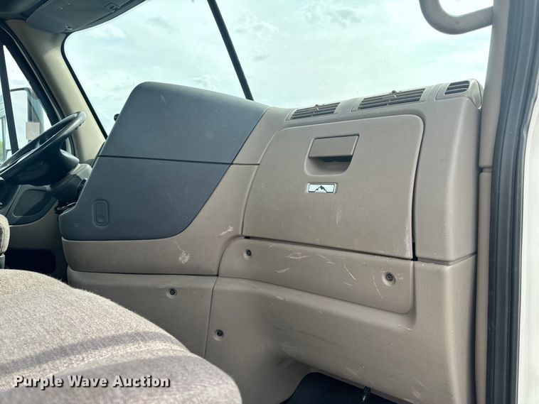 image for item EH6726 2015 Freightliner Cascadia semi truck