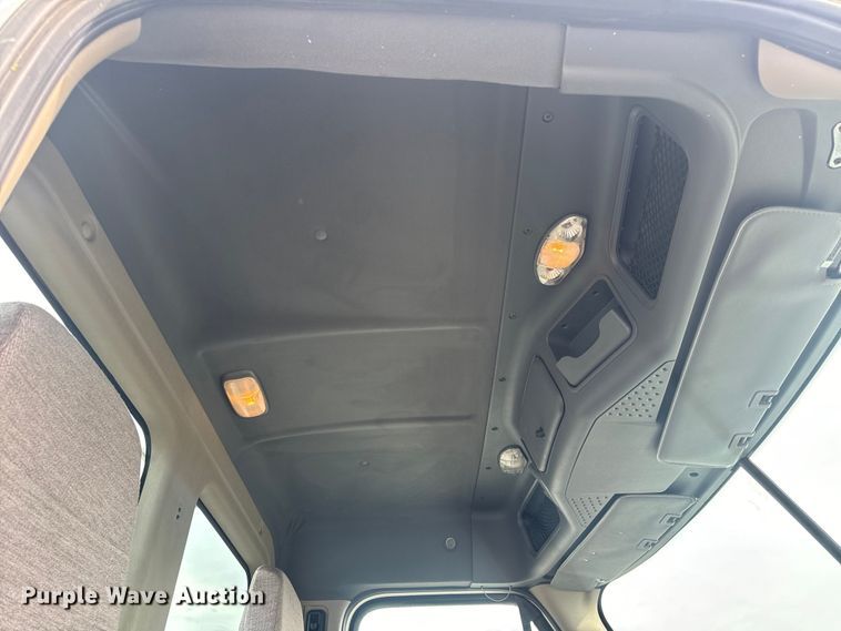 image for item EH6726 2015 Freightliner Cascadia semi truck