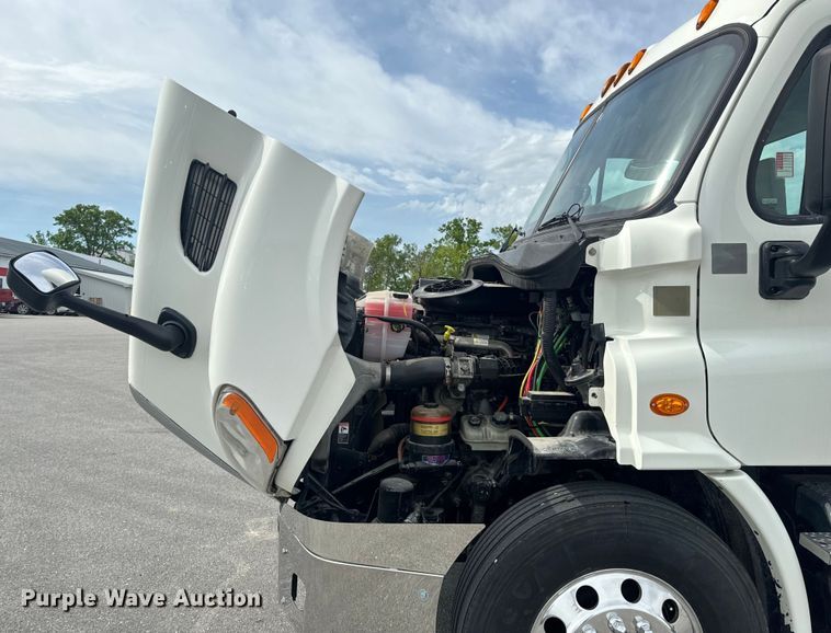 image for item EH6726 2015 Freightliner Cascadia semi truck