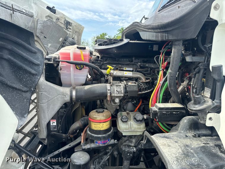 image for item EH6726 2015 Freightliner Cascadia semi truck