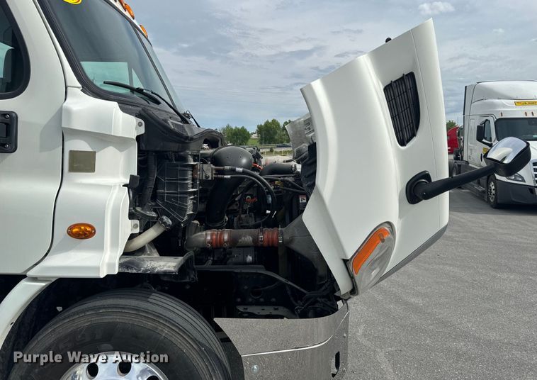 image for item EH6726 2015 Freightliner Cascadia semi truck