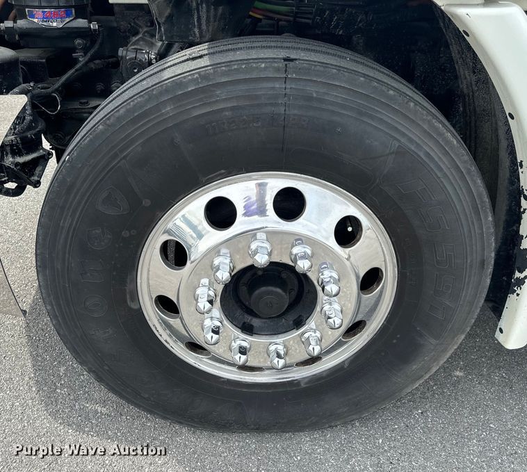 image for item EH6726 2015 Freightliner Cascadia semi truck