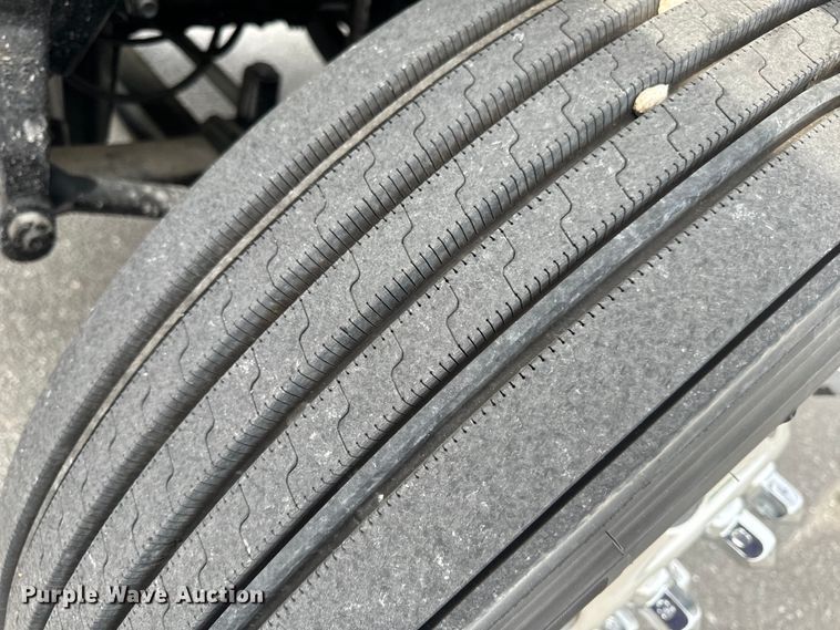 image for item EH6726 2015 Freightliner Cascadia semi truck