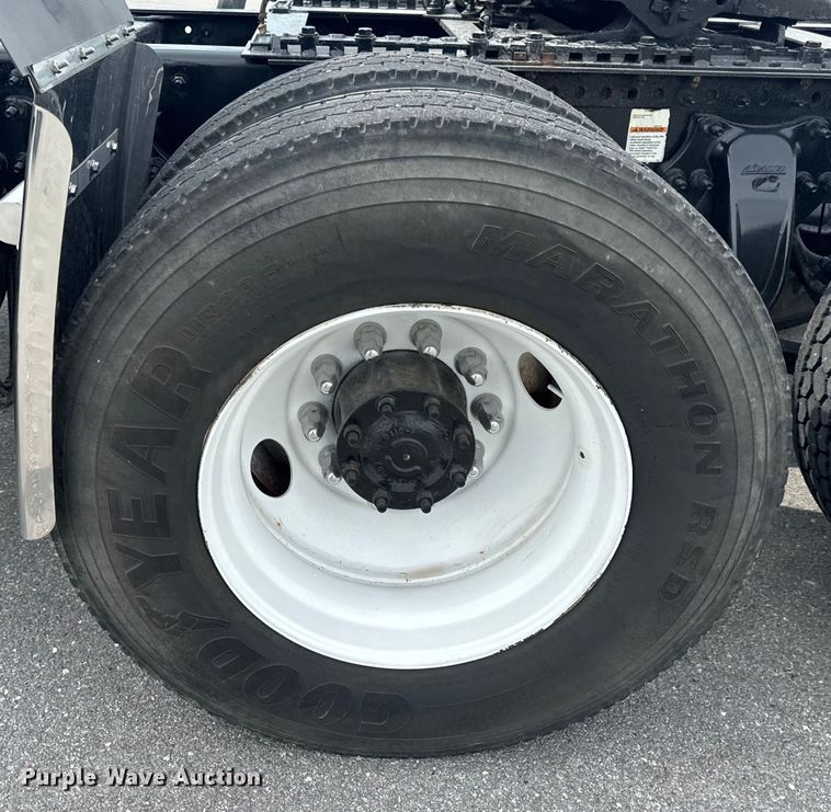 image for item EH6726 2015 Freightliner Cascadia semi truck