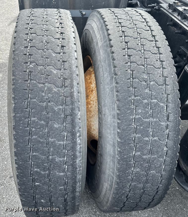 image for item EH6726 2015 Freightliner Cascadia semi truck