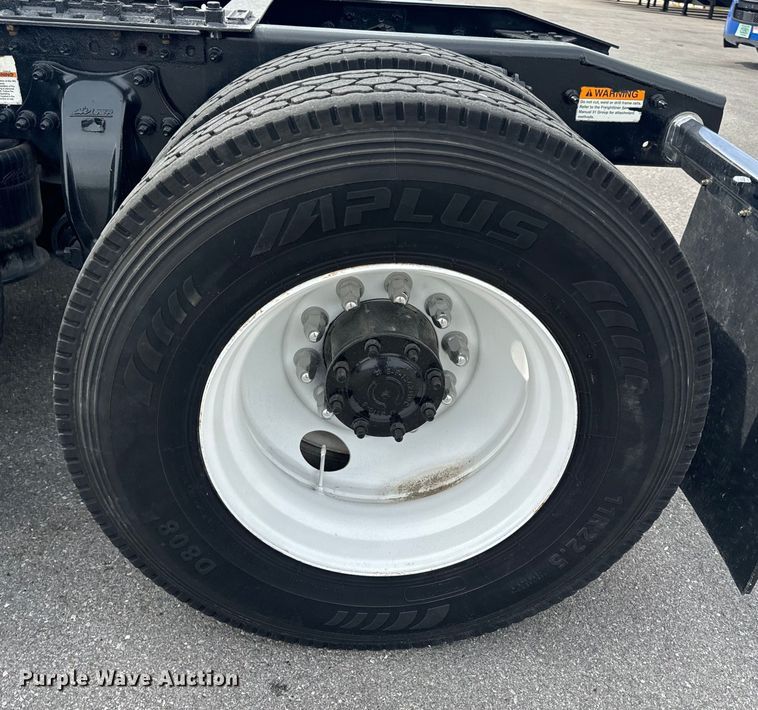 image for item EH6726 2015 Freightliner Cascadia semi truck