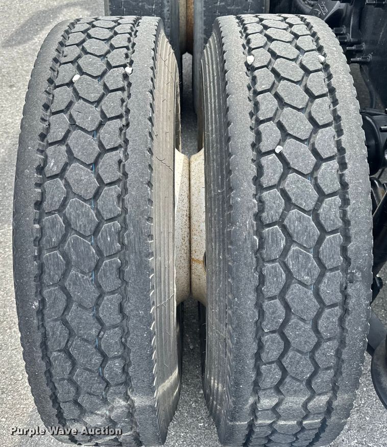 image for item EH6726 2015 Freightliner Cascadia semi truck