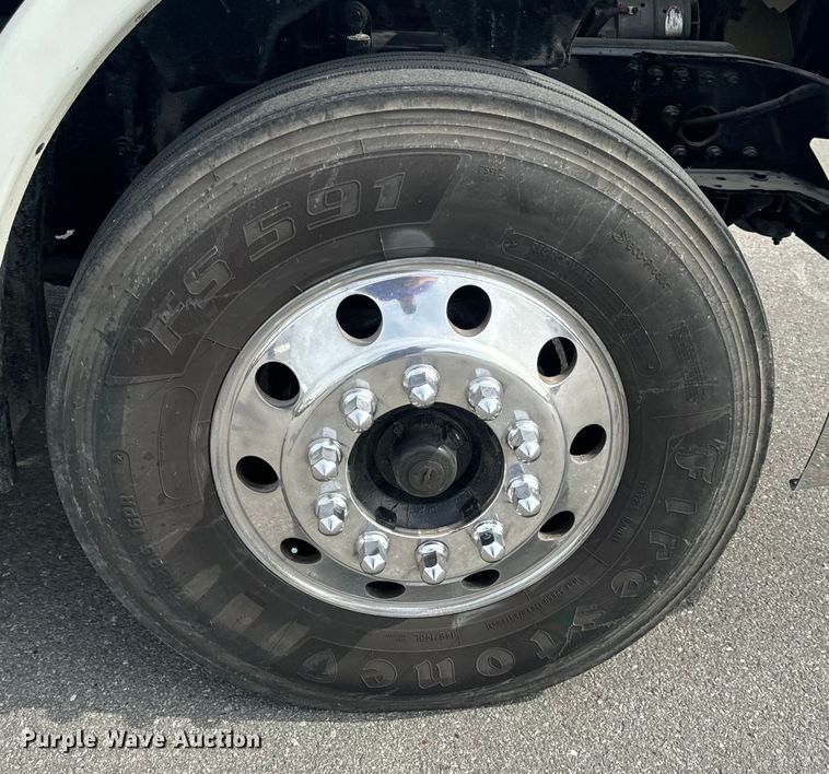 image for item EH6726 2015 Freightliner Cascadia semi truck