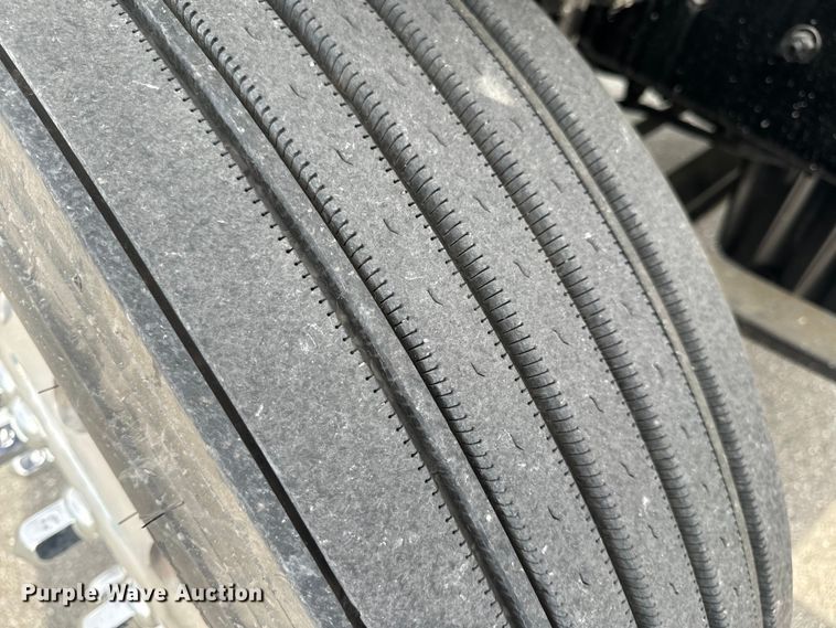 image for item EH6726 2015 Freightliner Cascadia semi truck