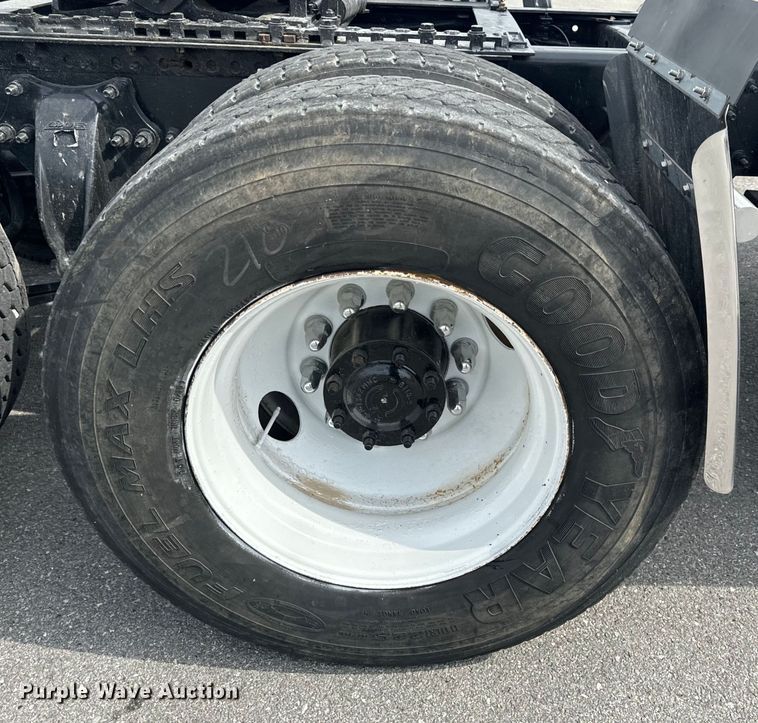 image for item EH6726 2015 Freightliner Cascadia semi truck