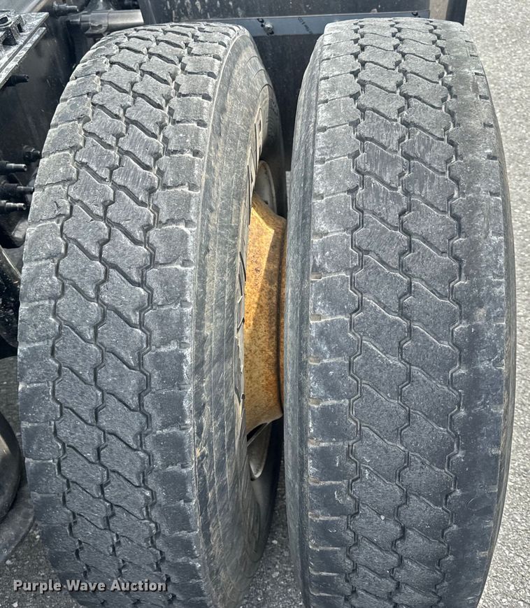 image for item EH6726 2015 Freightliner Cascadia semi truck