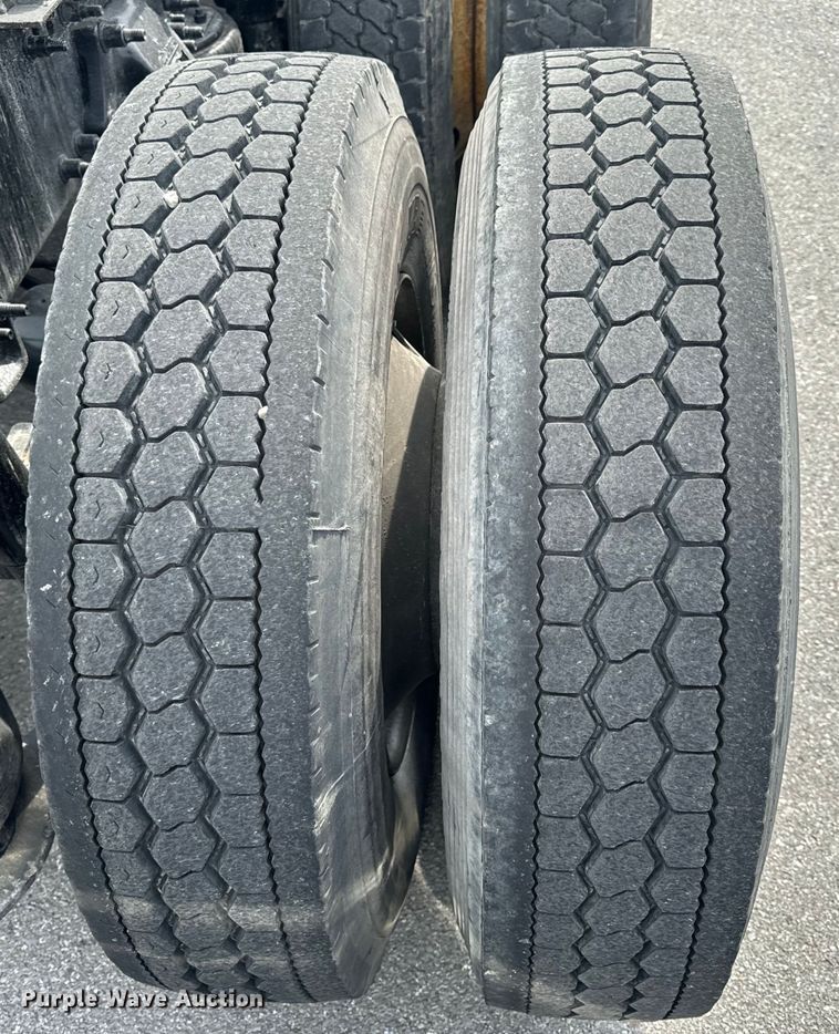 image for item EH6726 2015 Freightliner Cascadia semi truck