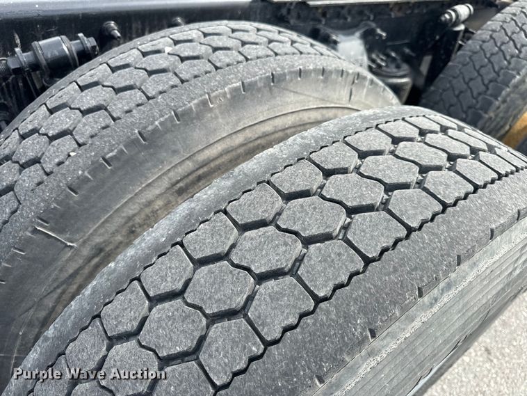 image for item EH6726 2015 Freightliner Cascadia semi truck