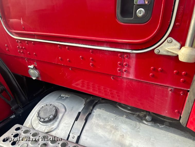 image for item EH6727 2007 Kenworth T800 semi truck