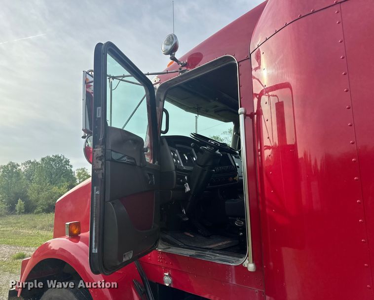 image for item EH6727 2007 Kenworth T800 semi truck